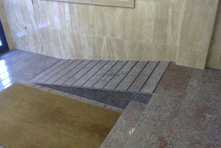 suelo de granito del portal de un piso