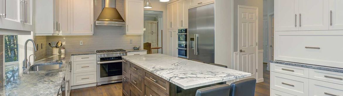 cocina marmol gris y blanco
